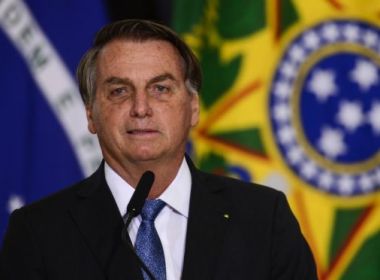 Bolsonaro se apresenta como 'chefe supremo' das Forças e chama presidentes de Poderes para ver blindados