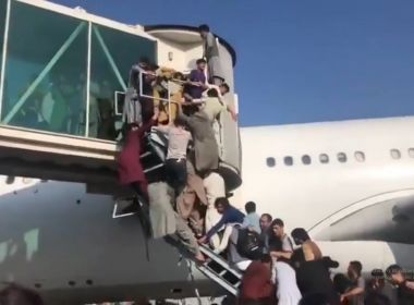 Multidão lota aeroporto de Cabul para tentar fugir do Talibã