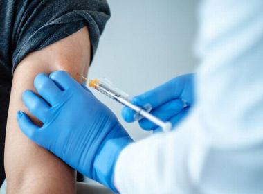 EUA avaliam aplicar 3ª dose de vacinas da Covid a partir de setembro