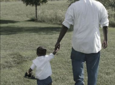 Homens pretos e pardos se tornam pais antes e têm mais filhos, mostra pesquisa