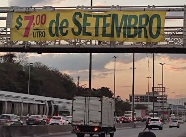 Gasolina a R$ 7 vira trocadilho com 7 de setembro em faixas no Rio, SP e Brasília