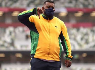 Thiago Paulino protesta no pódio das Paralimpíadas após ter ouro revogado