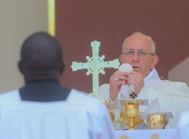 Papa Francisco retira do sacerdócio principal acusado de abusos no Chile