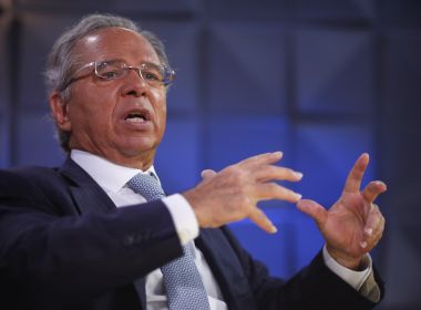 Guedes diz que dólar deveria estar descendo, mas barulho político não deixa