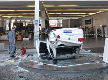 Carro cai do terceiro andar e atinge mulheres na recepção de concessionária