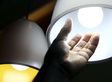 Redução da taxa extra na conta de luz só empurraria problema para 2022, dizem especialistas