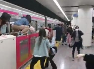 Homem vestido de Coringa ataca e fere passageiros de trem no Japão