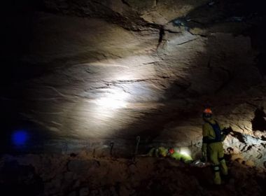 Desmoronamento em gruta no interior de SP deixa 10 pessoas soterradas