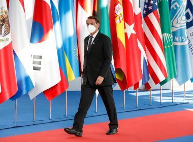 Bolsonaro 'pula' evento e esnoba fala de príncipe Charles no final do G20