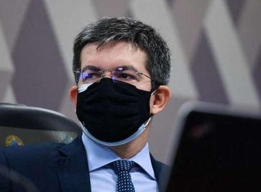 Macron dá maior honraria da França a Randolfe, líder da oposição a Bolsonaro