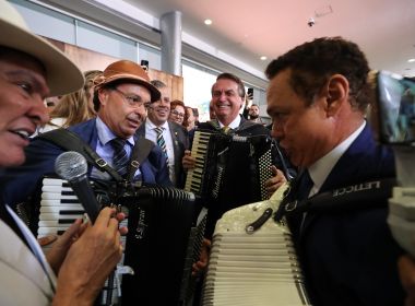 Aqui é proibido máscara, diz Bolsonaro em tom de cobrança no Planalto