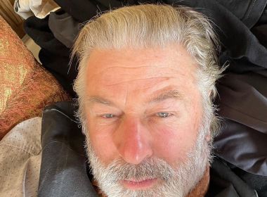 Alec Baldwin terá de entregar seu celular à polícia após tiro fatal em set