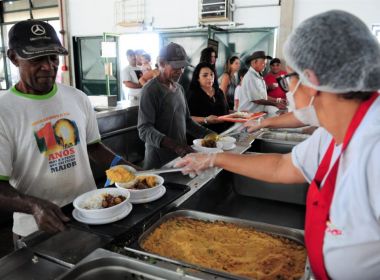 Jovens e famílias buscam almoço a R$ 1 para manter alimentação na pandemia