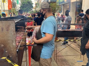 Pecuaristas fazem churrasco em agências do Bradesco em protesto após vídeo contra carne
