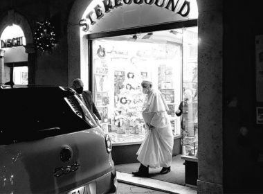 Sinto falta de andar na rua, diz papa após ser flagrado em loja de discos