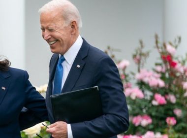 Biden xinga repórter da Fox News de filho da p*** sem notar microfone aberto