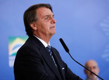 Bolsonaro assina portaria que oficializa reajuste para professores