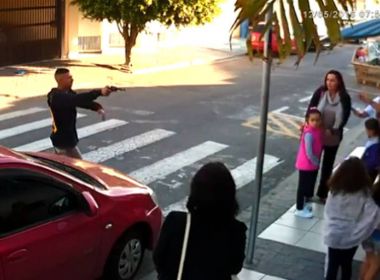 Mãe de assaltante processa policial que usou cena de morte em campanha