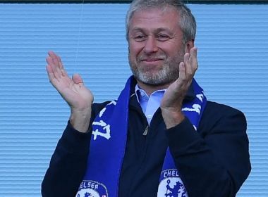 Bilionário russo Roman Abramovich transfere comando do Chelsea