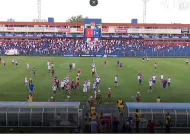 Torcedores invadem campo para agredir jogadores após rebaixamento do Paraná