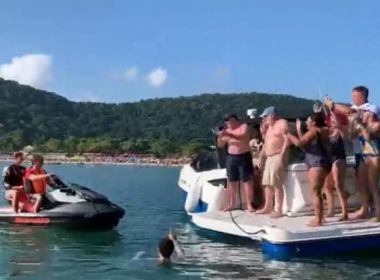 Bolsonaro curte Carnaval na praia em meio a críticas e à guerra na Ucrânia