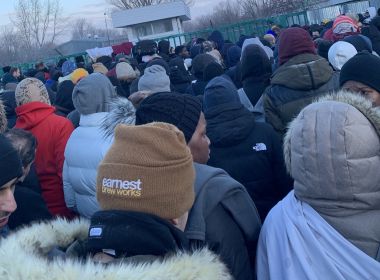 Imigrantes negros na Ucrânia dizem ser alvo de racismo e barrados em trens ao tentar fugir