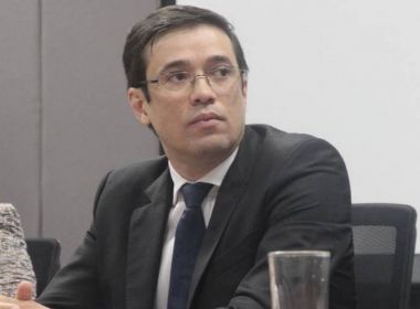 Novo diretor da PF decide trocar comando de setor que investiga Bolsonaro