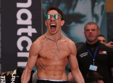 Boxeador cai do ringue e para no hospital em disputa de título mundial
