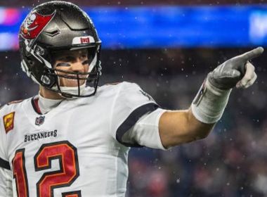 Tom Brady volta atrás em aposentadoria e jogará mais um ano na NFL
