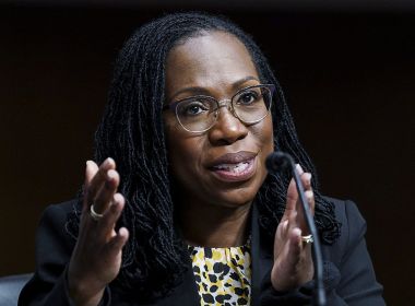 Senado confirma Ketanji Jackson como 1ª juíza negra na Suprema Corte dos EUA