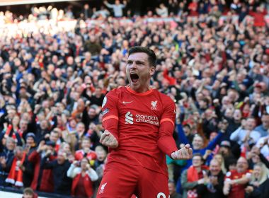 Liverpool quebra ferrolho do Everton e se mantém na cola do Manchester City