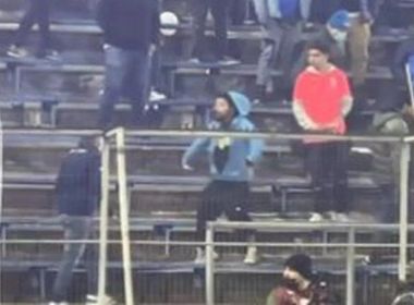 Torcedor da Católica é flagrado imitando macaco em jogo do Flamengo