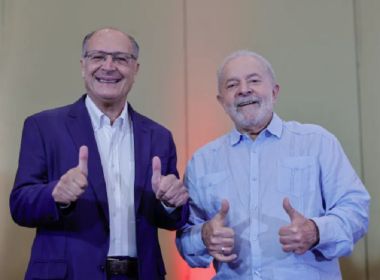 Alckmin ouve 'Internacional Socialista' ao lado de Lula e diz que ficou à vontade