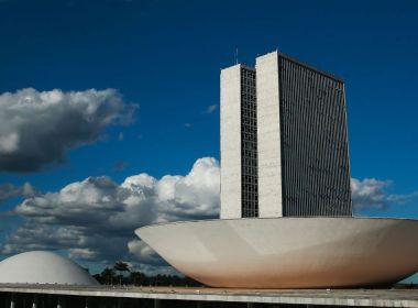 Em clima eleitoral, Congresso aprova bomba fiscal sem resistência do Planalto