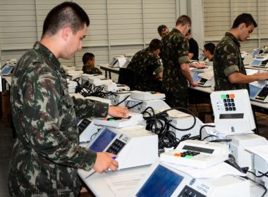 Bolsonaro tumultua eleição com dados de urnas tratados com discrição pelo Exército