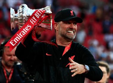 Após conquistar título da Copa da Inglaterra, Klopp iguala marca de Alex Ferguson