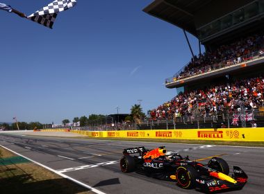 F1: Verstappen aproveita quebra de Leclerc, vence na Espanha e lidera Mundial