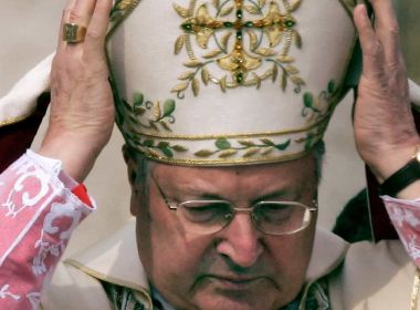 Ex-braço direito de 2 papas, cardeal acusado de encobrir abusos morre aos 94