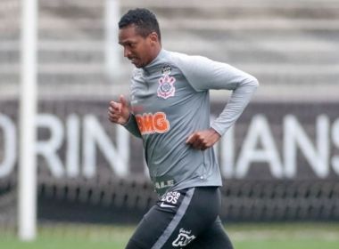 Corinthians reprisa novela em busca de camisa 9 após rescindir com Jô