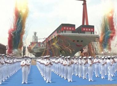 China desafia EUA com seu primeiro super porta-aviões