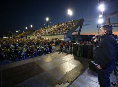 No AM, Bolsonaro desfila de moto sem capacete e ignora Dom e Bruno em fala