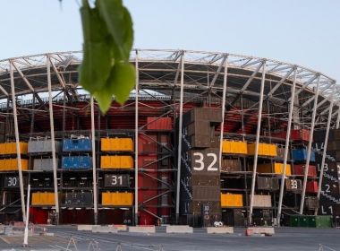 Estádio da Copa feito de containers tem banheiro de emergência para jogadores