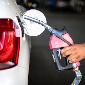 Gasolina custa até R$ 8,990 por litro nos postos, diz ANP; diesel sai a até R$ 6,906