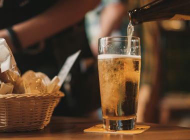 Preço da cerveja sobe, mas reajuste é menor em bares e restaurantes