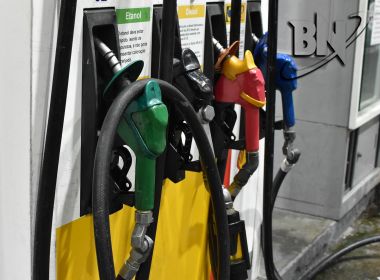 Gasolina terá queda de R$ 1,55 por litro com cortes de impostos, diz governo