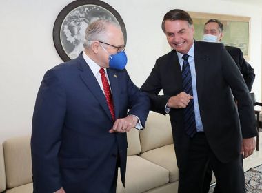 Bolsonaro ataca Fachin e erra ao dizer que presidente do TSE tirou Lula da prisão