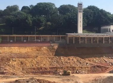 Cadeiras da arquibancada do Pacaembu são vendidas em loja de decoração