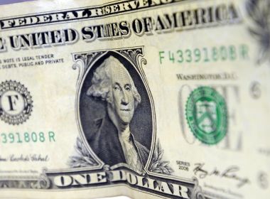 Dólar cai abaixo de R$ 5,20 após PIB fraco nos EUA