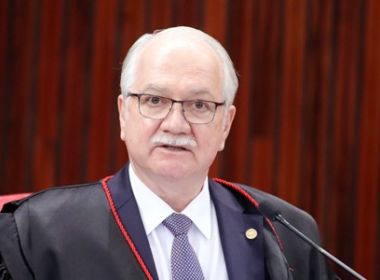 Democracia verga, mas não quebra por fake news, diz Fachin em última sessão à frente do TSE