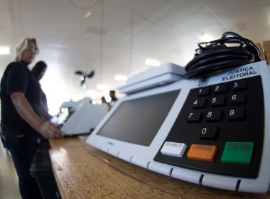 Eleitor que se recusar a deixar celular com mesário será proibido de votar, diz TSE